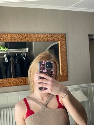 Beige magtröja☀️🌊🦖 - Perfekt för varma sommardagar. Tröjan har korslagda band framtill och siter perfekt.☀️🌊🦖