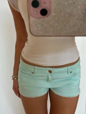 Turkosa shorts.  - Såå snygga vintage lågmidjade turkosa shorts! Jag är 168 och det är mina bilder, köp via köp nu direkt eller Swish, kvar tills markerad som såld 💖 midjemått 40