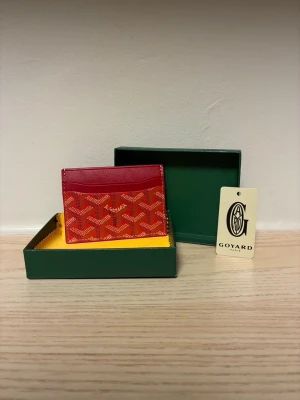 Go4ard plånbok - Tjena! Säljer denna feta plånbok. Den är helt ny och inga täcken på användning. Vid frågor eller funderingar är det bara att höra av sig!