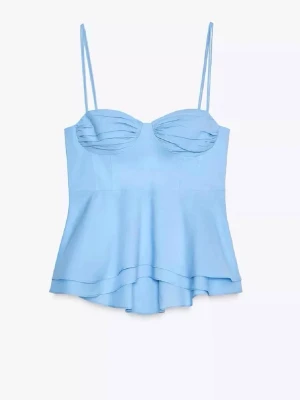 Ljusblå linnetopp med volang från Zara  - Supersöt ljusblå linnetopp med tunna axelband och volang nedtill. Axelbanden är också justerbara. Toppen har en snygg bystdetalj och knytbara axelband för extra stilpoäng. Perfekt för varma dagar och enkel att matcha med jeans eller kjol. Hör av dig vid frågor!❣️