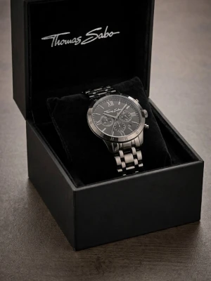 Thomas Sabo silverfärgad klocka - Stilren klocka från Thomas Sabo i silverfärgat metallarmband och svart urtavla med romerska siffror och flera små urtavlor. Kommer i original ask med logga. Perfekt accessoar för dig som gillar en klassisk och elegant look.