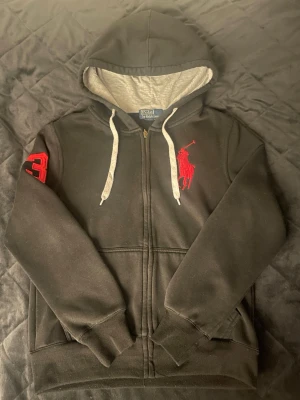 Ralph lauren hoodie - Ralph lauren tröja som är i bra skick. Tröjan står att det är m men den är egentligen s och sitter som s. Kan gå ner i pris vid snabb affär