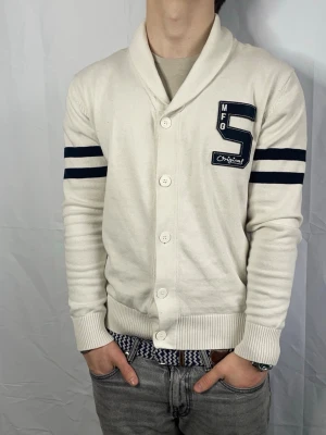 HELT NY || Jack & Jones cardigan - Riktigt bekväm Jack & Jones cardigan i krämvit | Strl: L (passar M) | Skick: 10/10 | Modellen är 175, väger 80 | Nypris: ca 1700kr | Hör av er vid frågor eller funderingar!