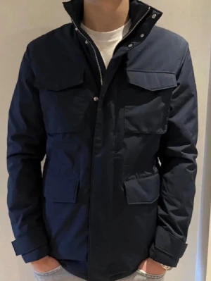 J Lindberg Field jacka  - Lite tjockare field jacka vadderad från j Lindberg. Skick är 10/10. Marinblå. Storlek S. För mer info skriv privat!