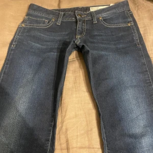 jätte lågmidjade bigstar jeans💗 - säljer nu ett par jätte lågmidjade bigstar jeans då dom är för korta för mig💞 skulle passa perfekt på en 165 tjej eller kortare 🤍 kontakta för mer info!🤍