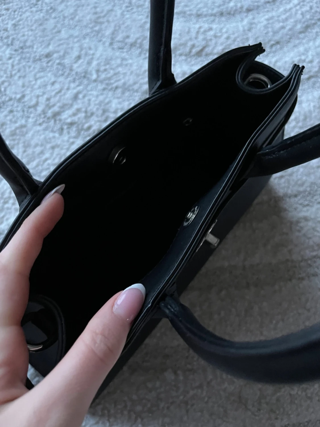 Svart handväska med hjärtspänne - 2