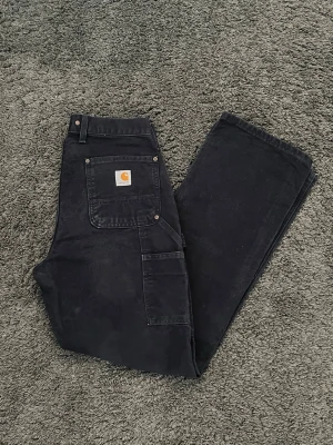 Carhartt double knee carpenter Jeans - Riktigt snygga double knee carpenter jeans från märket carhart. Lösare fit med som nästan är flared på slutet vilket ger dom helt otroligt bra passform och gör att dom lägger sig perfekt över skor. W30 L32. Väldigt mörk blåa 