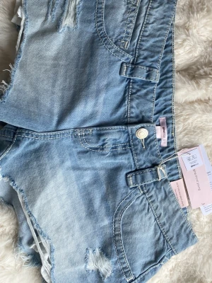 Lågmidjade shorts - Snygga jeansshorts från Gina Tricot. Storlek S 14+. Har prislappen kvar💕