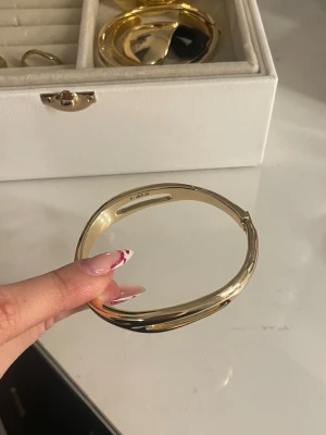 Guld armband - Säljer detta jättefina guld armband från pilgrim. Väldigt smidigt att ta på och av.