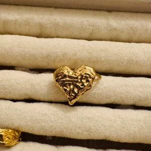 Extra ring på köpet ❣️ - Unik guldfärgad ring med ett hjärta i organisk, skulptural design framtill och två detaljerade vingar på baksidan. Ringen har en modern och trendig look som sticker ut. Perfekt accessoar för dig som gillar statement-smycken och guldtoner.