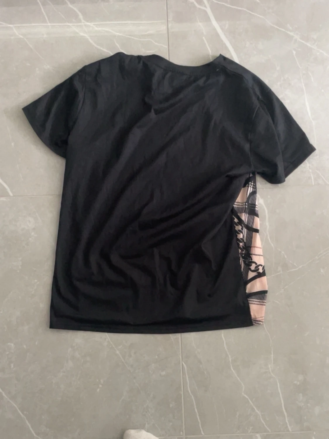 Svart t-shirt med beige mönster - 1