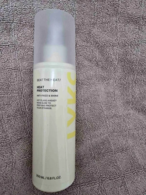 LYKO Heat Protection spray 200ml - Värmeskyddsspray från LYKO som skyddar håret mot värmeverktyg. Ger anti-frizz och glans. Kommer i en vit plastflaska med genomskinlig kork och gul text. Perfekt för att bevara hårets kvalitet vid styling.