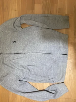 Ralph lauren zip - En stilren och fin Ralph lauren hoodie i storlek S.   Hör av er vid frågor kan gå ner i pris vid snabbaffär