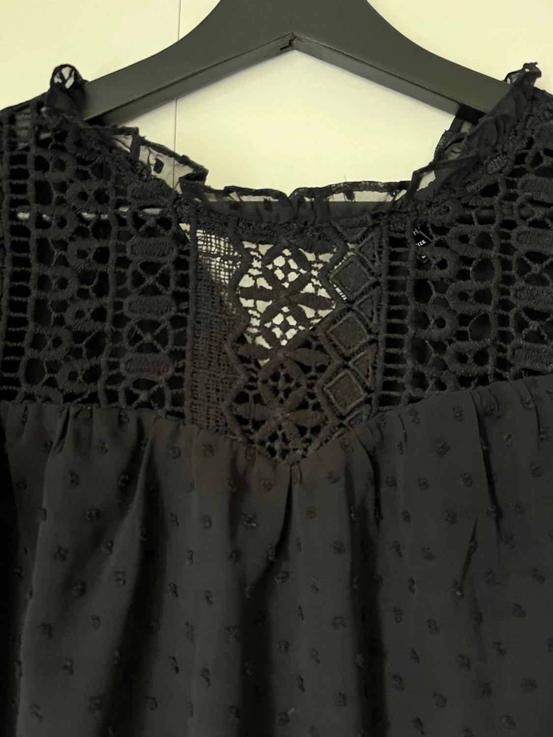 Svart blus med spets och volang - 1