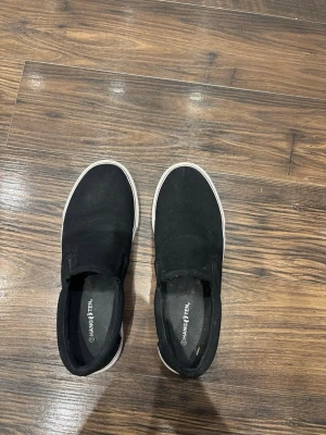 Hang Ten slippers  - Hang Ten slippers skor i storlek 42, dom passar bra till vardagen men även till finklätt. Dessa är använda 1-2 gånger. Köptes för runt 600-700 skulle ja tro o säljer såväl till ett rimligare pris. Hör av dig ifall du har något intresse! Så kan vi prata vidare om de. Pris är ej hugget i stenen.