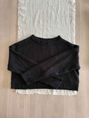Dam svart stickad crop top - Strolek S men passar mer som en XS ifrån H&M. Skickar inom 48h kika in min profil för mer fina plagg. Skriv om ni har några frågor!