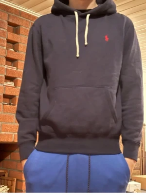 Mörkblå hoodie från Ralph Lauren - Mörkblå hoodie från Ralph Lauren i perfekt skick, är som ny. 