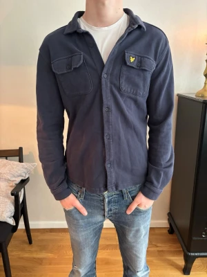 Mörkblå overshirt från Lyle & Scott - Säljer nu en riktigt snygg mörkblå overshirt från Lyle & Scott! Storleken är 14/15Y, säljer den för endast 349kr! Skriv om du har några funderingar om plagget.