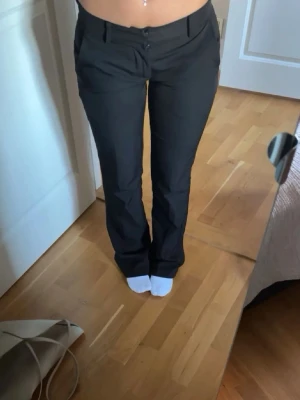 Svarta kostymbyxor med bootcut - Snygga svarta kostymbyxor med bootcut och låg midja.☺️ (Vet inte om byxorna är uppsydda eller om dem är i en kortare modell). Innerbenslängden är 68cm.