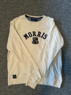 Morris tröja - Långärmad tröja från Morris, storlek M i vit färg med broderi på magen