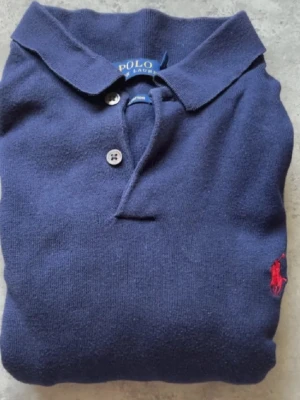Ralph Lauren tröja  - Säljer en snygg piké tröja från Ralph Lauren. Den är i bra skick men har behövt sy en liten del i nacken som man kan se på sista bilden. Skriv vid minsta fundering🙌