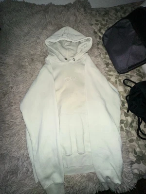 Vit hoodie från Polar Skate Co - Säljer en vit hoodie från Polar Skate Co i storlek XS. Hoodien har en broderad logga på bröstet, stor känguruficka och justerbar huva med snörning. Tillverkad i mjukt och fleecigt material som är perfekt för chill dagar.