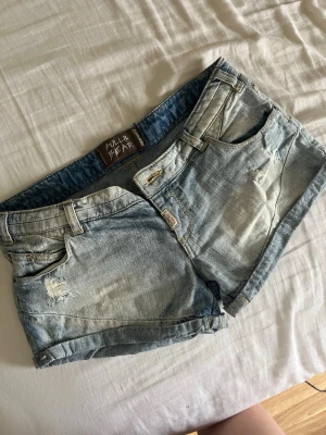 Ljusblå jeansshorts - Snygga jeansshorts från pull&bear, säljer för dem är liite för stora. Igentligen enda anledningen annars skit snygga, kontakta för mått osv! 💗 Jag förstår dock inte vilken storlek det är, titta sista bilderna. Skulle säga att dem är S. 