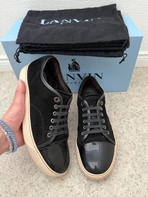 Lanvin - Säljer mina svarta lanvins dbb1 patent cap toe | storlek 6 eu40 passar 41-42 innermått 27cm | väldigt bra skick | liten defekt på ena lackade delen | pris går att diskutera vid snabb affär | bara skor ingår vid köp |