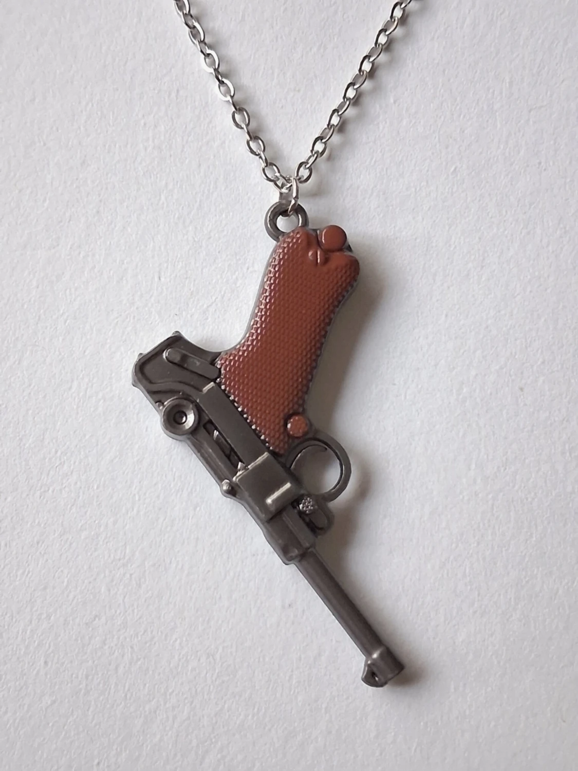 Halsband med pistolhänge i metall - 3