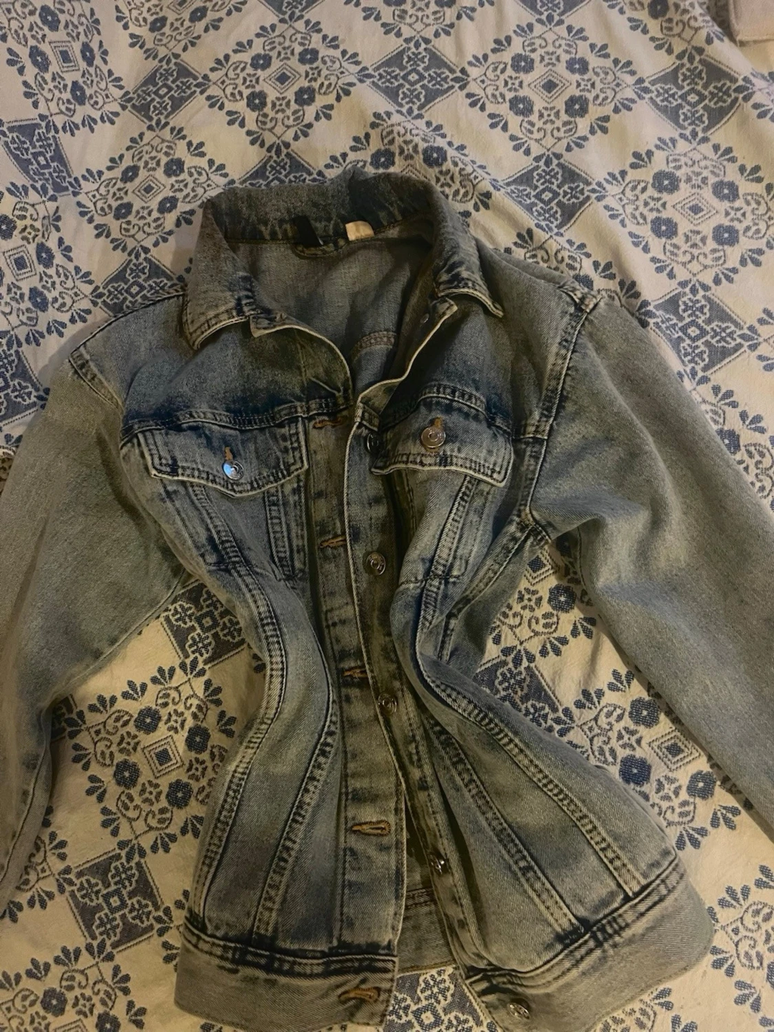 Klassisk ljusblå jeansjacka