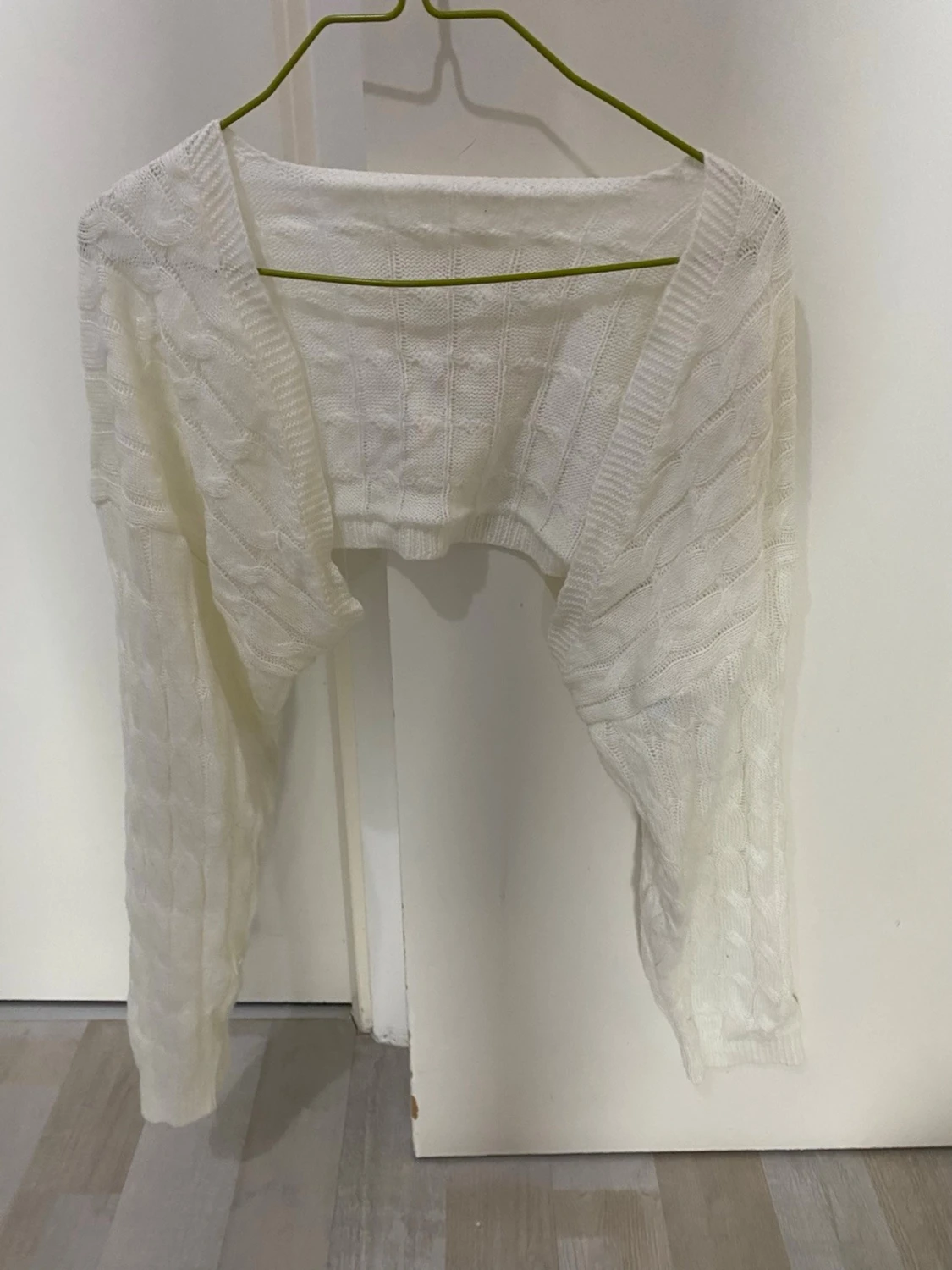 Vit kabelstickad bolero