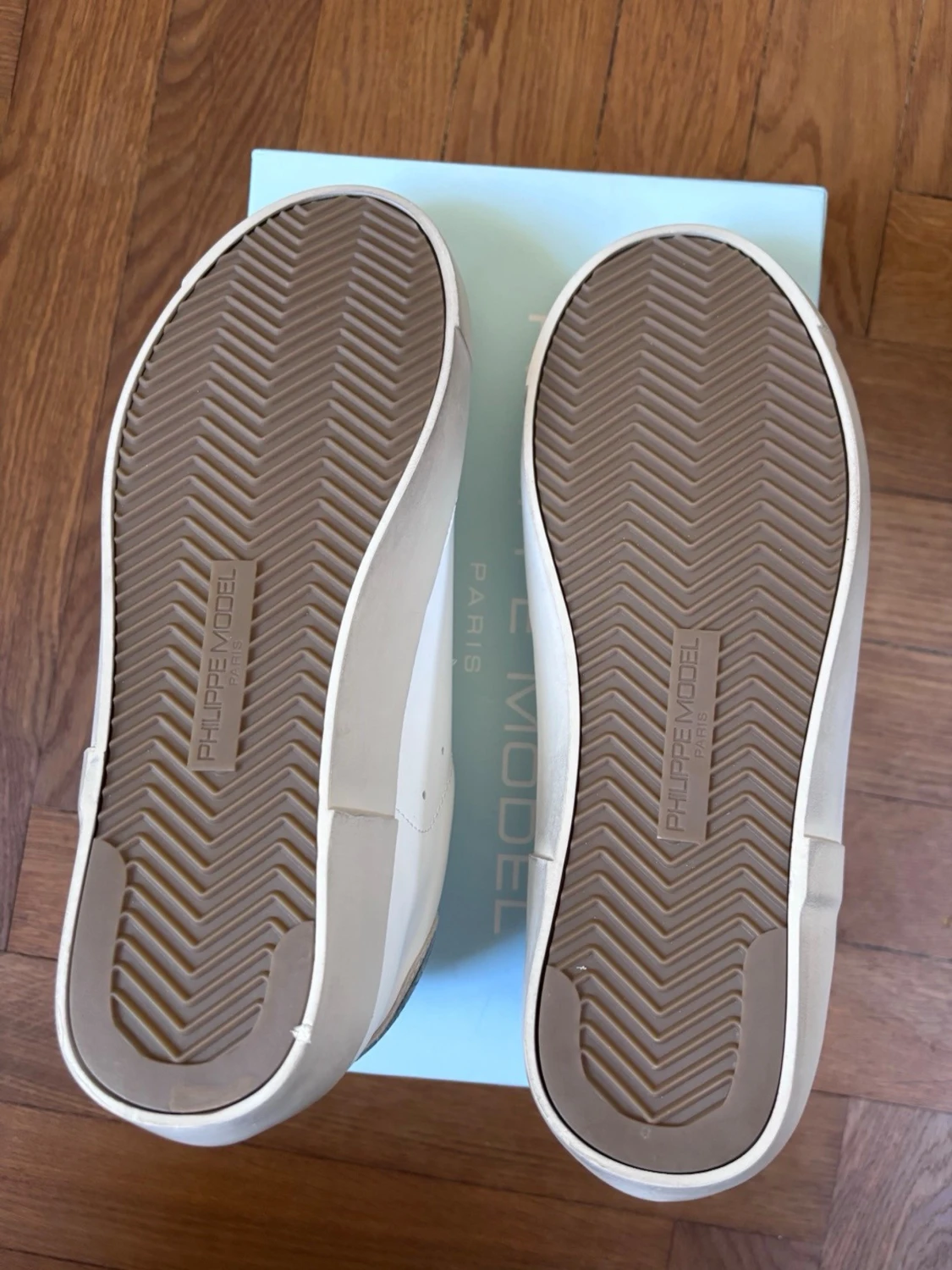 Philippe Model vita sneakers med blå detalj - 5