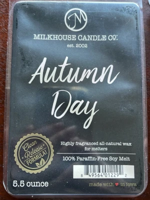 Smältvax Autumn day - 156g och aldrig använt. Noter: red berries, apples, nutmeg, rosé pepper, spices, baked notes.