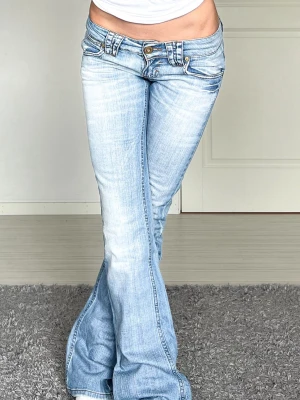 Jeans - Midjemått: 37cm rakt över, innerbenslängd: 85cm 💗