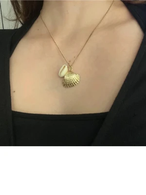  sommarhalsband - Jättefint sommarhalsband💕 har lite missfärgning men inget man tänker på