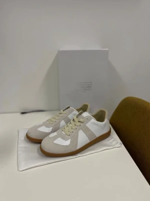 Masion Margiella skor - Säljer ett par Masion Margiela skor i storlek 43. Som är beige/vita. Riktigt feta skor till sommaren 🏝️Kom privat vid frågor å funderingar😊