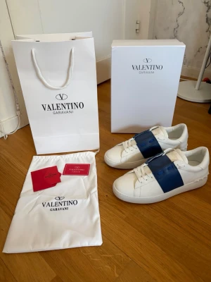 Valentino Skor - Säljer nu dessa feta Skor från Valentino i nyskick, aldrig använda. Påsar, org box, kort ingår. Storlek 45. Kom med frågor och bud!
