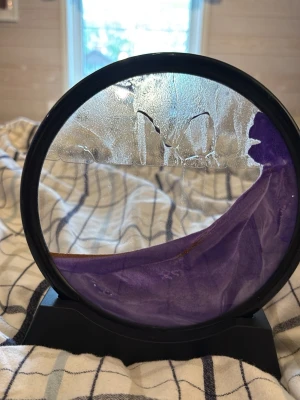 Rörelse prydnad - En lugnande sand fylld plast/glas monter som har lilasand och guldglitter inuti, sanden faller långsamt i olika mönster och är väldigt fin men säljer för att jag inte har plats längre. Pris går att diskutera!