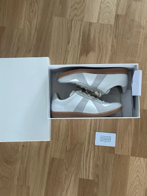 Masion Margiela  skor - Snygga skor. Knappat använda max 1-3 gånger. Sjukt snygga och passar perfekt som vardags skor. Storlek 43/44. Skriv om du har funderingar 