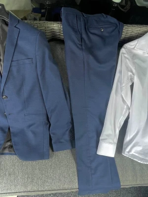 Mörkblå kostym Jack & Jones - Snygg mörkblå kostym från Jack & Jones i super slim passform. Kavajen har klassiska slag, två knappar och innerficka. Byxorna matchar kavajen perfekt och har en stilren look. Perfekt för dig som vill ha en modern och stilren outfit.