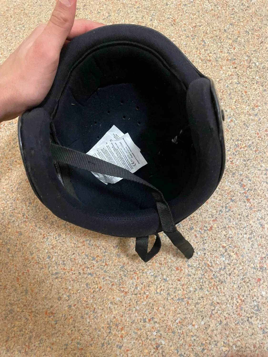 Svart hjälm med ventilationshål - 1