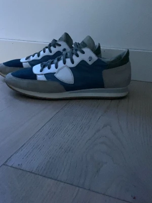Philippe model skor  - Ett par Philippe model skor som jag inte använder längre därav säljer jag dem som ni ser så är dem använda med är i bra skick, ny pris ca 3000kr. Skolåda hittar jag inte men skickar med en skolåda som inte är orginal