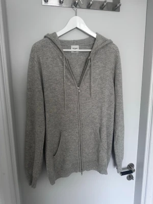 Kashmir tröja från John Henric  - En hoodie av 100 procent Kashmir från John Henric i topp skick. Storlek M, hojta till vid frågor eller funderingar!