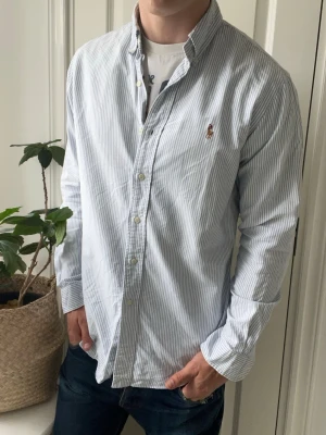Ralph lauren skjorta randig  - Ralph lauren skjorta randig, stor på modellen. Inga defekter förutom minimala fläckar under armhålan! Modellen i bilderna är 180 cm 75 kg och bär Storlek M , Kom med frågor! 🌟 (Kan gå ned i pris vid köp av paket 😉) 