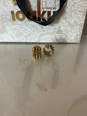 Guldiga nitörhängen från Edblad  - Säljer nu dessa guldörhängen från Edblad då jag är silver tjej, har använt dem max 5 gånger så nästan som nya. Original plupparna finns också fortfarande 🥰säljs inte heller längre på hemsidan! hör av er vid intresse, kan diskutera pris💘
