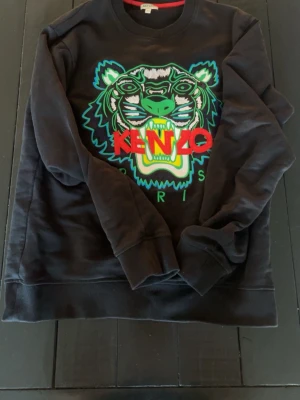 Kenzo tröja  - Säljer nu en snygg kenzo tröja! Tröjan är i mycket gott skick. Tröjans storlek är xs men passar även s. För fler frågor eller bilder är det bara att skriva!
