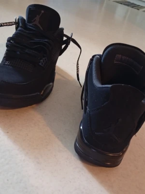 Jordan 4  black cat - Snygga helsvarta Air Jordan 4 black cat , jättebra skick som nya. 