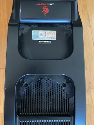 Cooler Master stationär dator svart - Säljer en svart stationär dator i robust metallchassi från Cooler Master. Datorn har flera USB-portar, ljudutgångar, DVI och VGA-anslutningar samt gott om expansionsplatser. Perfekt för gaming eller tyngre program. Snygg och stilren design.