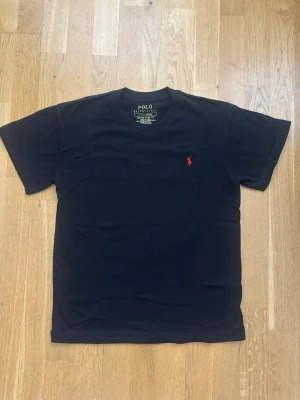 Svart t-shirt från Polo Ralph Lauren - Har använts fåtal gånger är i mycket fint skick! 😊