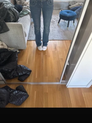 Blå bootcut jeans med klassisk passform - Säljer ett par blå bootcut jeans från LTB i storlek 28/36 men de sitter som en s/m med klassisk femficksdesign och låg midja. Jeansen har en snygg tvätt och raka ben som slutar i en lätt utsvängning. Perfekta för dig som gillar en tidlös och avslappnad stil. Lappen är lite böjd och det finns några små slitningar längst ner på benen men de är inget man tänker på. Hör av dig om du undrar något elr vill ha fler bilder på de. Pris kan diskuteras💕